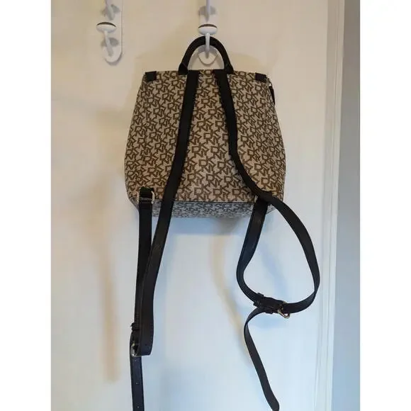 DKNY Bradee Signature Backpack Bag Flap Closure Logo Pattern Beige Original - Picture 5 of 9